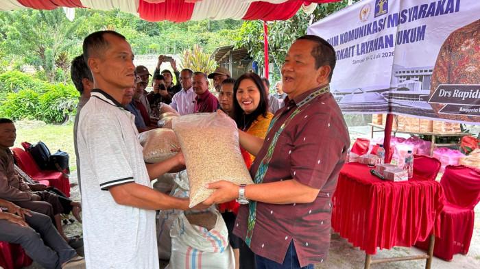 Ketua DPD PDI Perjuangan Sumatera Utara yang juga anggota Komisi XIII DPR RI, Drs Rapidin Simbolon MM, menyerahkan bantuan benih padi Megawati Soekarnoputri (MSP) dan pupuk kepada petani Desa Bonan Dolok, Kecamatan Sianjur Mula-mula, Kabupaten Samosir, Sabtu (11/7/2026). Dalam kesempatan tersebut, Rapidin juga menyampaikan pesan kepada petani agar terus menjaga semangat bertani, memanfaatkan bantuan dengan baik, serta memperkuat ketahanan pangan masyarakat. Turut hadir Kepala Divisi Pelayanan Hukum Kanwil Kemenkumham Sumut, Kortini Sihotang, dan Ketua Komisi B DPRD Sumut Fraksi PDI Perjuangan, Sorta Ertaty Siahaan.
