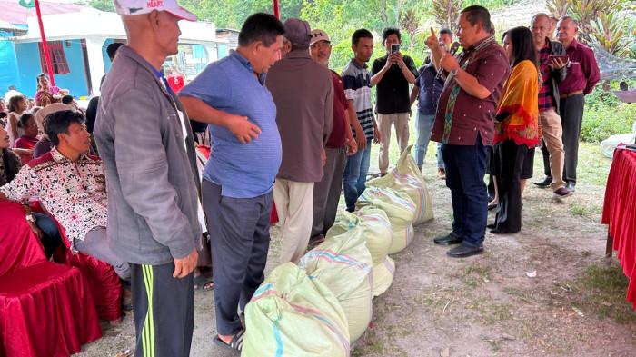 PETANI TERIMA BENIH DAN PUPUK DARI RAPIDIN