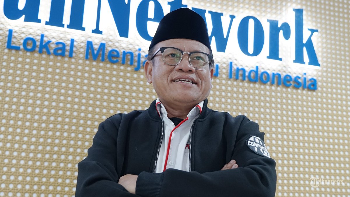 Ketua Indonesia Police Watch (IPW) Sugeng Teguh Santoso melakukan sesi foto usai wawancara khusus dengan Direktur Pemberitaan Tribun Network, Febby Mahendra Putra Di Studio Tribun Network, Jalan Palmerah Selatan, Jakarta Pusat, Rabu (10/7/2024). TRIBUNNEWS/LENDY RAMADHAN