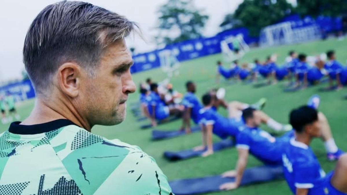 SESI LATIHAN PERSIB BANDUNG - Potret sesi latihan skuad Persib Bandung di Lapangan Pendamping Gelora Bandung Lautan Api, Sabtu (11/7/2026).