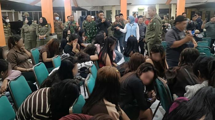 PENERTIBAN - Puluhan perempuan pemandu lagu terjaring razia saat operasi penertiban kawasan eks Tol HK, Jabon, Sidoarjo, Jawa Timur pada 4 Juli 2026 lalu. Selain itu, ada ratusan bangunan yang berdiri di kawasan itu, sebagian digunakan untuk tempat karaoke, serta sebagian lainnya biasa dipakai jualan warung kopi, angkringan dan sebagainya.