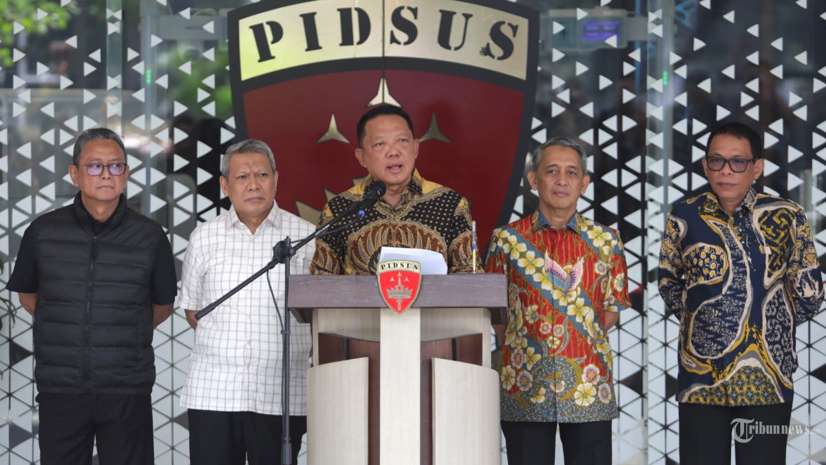 TOLAK MUNDUR - Jaksa Agung Muda Tindak Pidana Khusus (Jampidsus) Kejaksaan Agung Febrie Adriansyah memberikan keterangan saat konferensi pers di Gedung Bundar Kejaksaan Agung, Jakarta, Jumat (10/7/2026). Dalam keterangannya, Febrie Adriansyah menegaskan bahwa dirinya tetap menjalankan tugas dan tidak mundur dari jabatannya dan dirinya menghormati penegakan hukum yang dilakukan Korps Pemberantasan Tindak Pidana Korupsi (Kortas Tipikor) Polri terhadap tiga kasus dugaan korupsi. TRIBUNNEWS/IRWAN RISMAWAN
