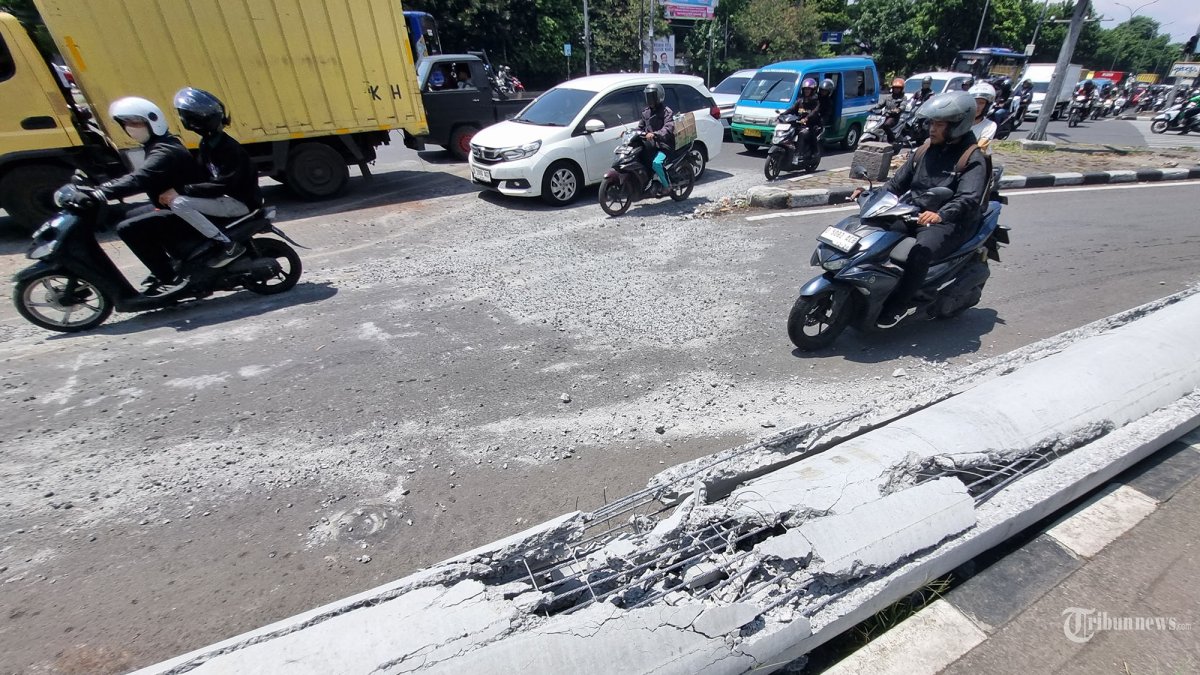 Kendaraan bermotor melintasi paku bumi atau tiang pancang yang sudah dipindahkan ke pinggir jalan, di persimpangan Jalan Soekarno Hatta - Jalan Buahbatu, Kota Bandung, Jawa Barat, Sabtu (2/11/2024). Sebelum dipindahkan ke pinggir jalan, paku bumi yang berjumlah 10 buah itu berserakan di tengah jalan setelah terjatuh dari truk tronton pengangkut, karena rantai pengikatnya lepas saat truk berbelok dari arah selatan ke timur. Peristiwa yang terjadi sekitar pukul 06.00 WIB tersebut, mengakibatakan arus lalu lintas terhambat hingga terjadi kemacetan panjang. TRIBUN JABAR/GANI KURNIAWAN