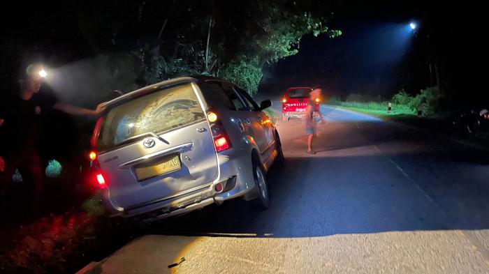 KECELAKAAN SEKADAU - Petugas Dinas Pemadam Kebakaran dan Penyelamatan (DPKP) Kabupaten Sekadau bersama warga mengevakuasi sebuah mobil Toyota Avanza yang terperosok di bahu Jalan Raya Sekadau-Sintang KM 5, Desa Mungguk, Kecamatan Sekadau Hilir, pada Sabtu 11 Juli 2026 dini hari. Kendaraan tersebut terperosok saat pengemudi diduga berupaya menghindari truk box dari arah berlawanan di kawasan tikungan dan turunan.