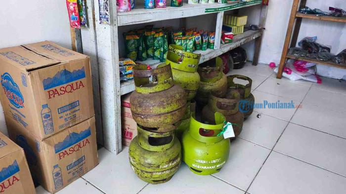 GAS MELON RESTORAN - Tumpukan gas melon 3 Kg di salah satu pangkalan LPG 3 kg di Jalan Putri Dara Hitam No. 9, Pontianak Kota, Kota Pontianak. DPRD Kota Pontianak meminta Pemerintah Kota Pontianak memberikan peringatan keras kepada pelaku usaha yang masih menggunakan LPG 3 kg bersubsidi.