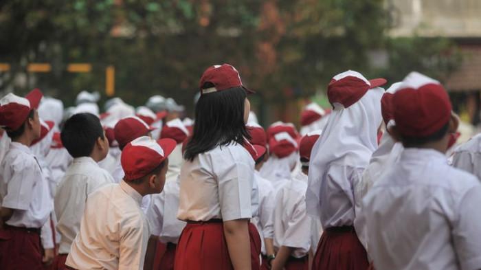 JADWAL MASUK SEKOLAH - Ilustrasi siswa SD upacara. Berikut jadwal masuk sekolah Juli 2026 di Kalbar lengkap agenda MPLS.