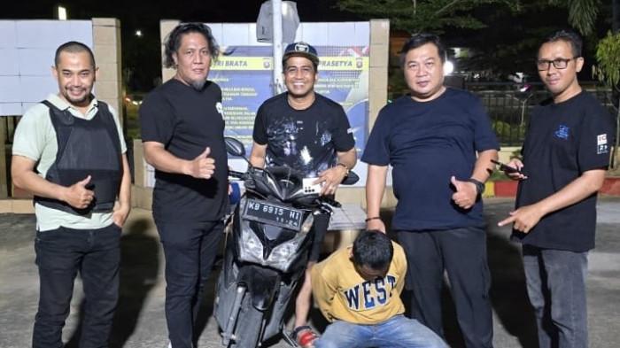 CURANMOR PONTIANAK - Polisi meringkus KP alias Yogi (27) pelaku pencurian sepeda motor, di Mapolsek Pontianak Timur, Kota Pontianak, Jumat 10 Juli 2026. Ini kronologi pencurian yang dilakukan Yogi.