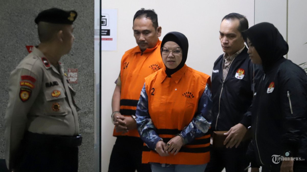 PASAL PENCUCIAN UANG – Bupati Sukoharjo Etik Suryani berjalan menuju mobil tahanan usai pemeriksaan di Gedung KPK, Jakarta, Sabtu (11/7/2026) dini hari, setelah resmi ditahan bersama dua tersangka lain kasus dugaan pemerasan di Pemkab Sukoharjo. Dalam perkara ini, KPK mempertimbangkan penerapan pasal TPPU karena menemukan dugaan penyamaran aset melalui valas, emas batangan, dan safe house.