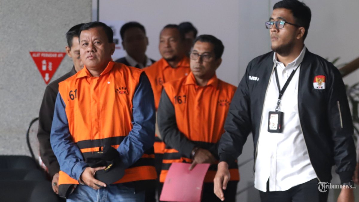 Bupati Kuantan Singingi (Kuansing) Suhardiman Amby bersama Sekretaris Daerah Kuansing Zulkarnain dan Direktur Utama PT MIC Ardiles mengenakan rompi tahanan usai menjalani pemeriksaan di Gedung KPK, Jakarta, Rabu (1/7/2026). KPK resmi menetapkan 3 tersangka yakni Bupati Kuantan Singingi (Kuansing) Suhardiman Amby bersama Sekretaris Daerah Kuansing Zulkarnain dan Direktur Utama PT MIC Ardiles terkait kasus dugaan suap jual beli jabatan di lingkungan Pemkab Kuansing. TRIBUNNEWS/IRWAN RISMAWAN