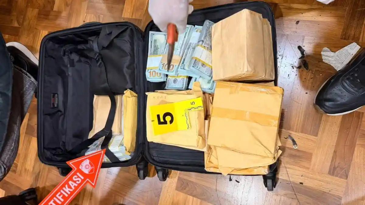 GELEDAH - Petugas Kortas Tipidkor Polri menunjukkan uang tunai senilai sekitar Rp67 miliar yang disita dari Cafe de'Clan Signature dan Koin Money Changer di Cipete Selatan, Jakarta Selatan, dalam penyidikan dugaan korupsi dan tindak pidana pencucian uang (TPPU). Pakar Psikologi Forensik, Reza Indragiri Amriel, memberikan catatan tajam atas operasi tersebut dan mencium adanya aroma Strategic Model dalam penegakan hukum
