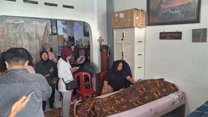 TEMON MENINGGAL - Jenazah Temon di rumah duka di Kompleks Polri, Mampang Prapatan, Jakarta Selatan, Minggu (12/7/2026).
