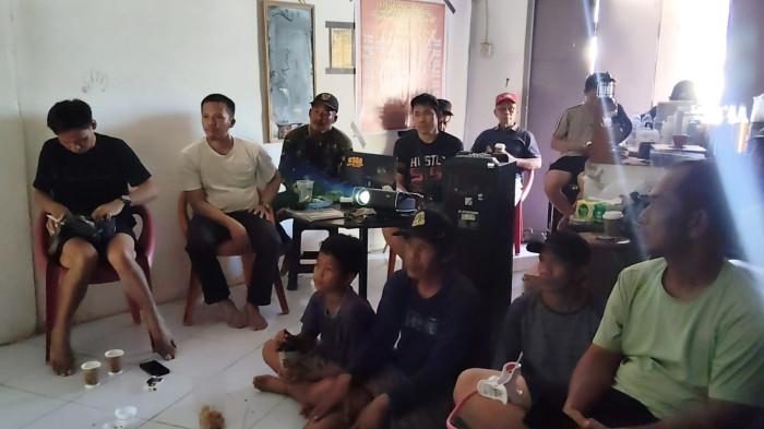 PILDUN 2026 - Fans sepakbola di warkop Topoyo, Desa Topoyo, Kecamatan Topoyo, Kabupaten Mamuju Tengah, Sulawesi Barat, Minggu (12/7/2026). (Sandi/Tribunsulbar)