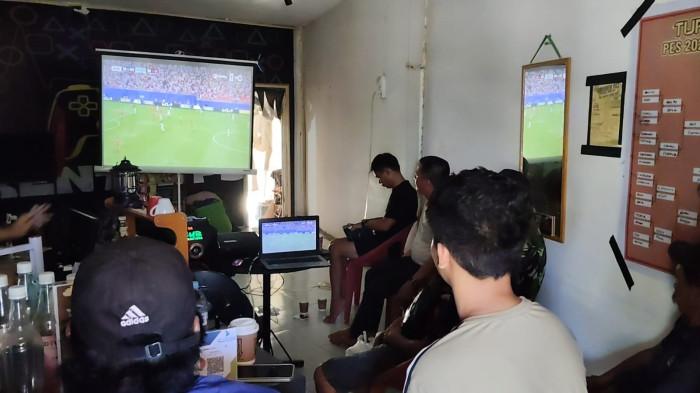 NOBAR PILDUN - Gemuruh sorak dan teriakan pecah di sejumlah titik kafe di Desa Topoyo, Kecamatan Topoyo, Kabupaten Mamuju Tengah, Minggu (12/7/2026) pagi. Warga tampak larut dalam euforia menonton bersama (nobar) pertandingan sengit Piala Dunia antara Argentina dan Swiss.
