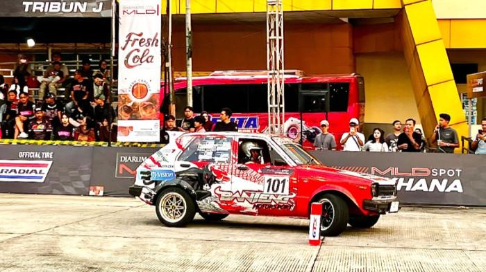 MLDSPOT - Peslalom memacu kendaraannya dalam Kejuaraan Nasional (Kejurnas) MLDSPOT Autokhana 2026 di Sirkuit Sport Jabar Arcamanik, Kota Bandung, Sabtu (11/7/2026).