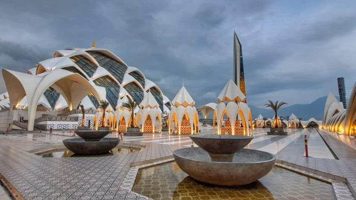 Masjid Raya Al Jabbar di Kota Bandung dengan lantai basah sisa hujan dan latar belakang awan mendung. BMKG memprakirakaan hujan masih mengguyur Bandung 7-11 Juli 2025.