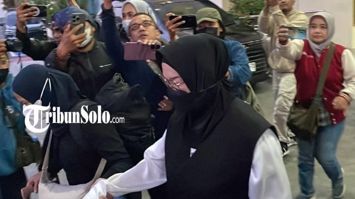 DIPERIKSA. Bupati Sukoharjo, Etik Suryani di Mapolresta Solo pada Jumat (10/7/2026). Dia dikabarkan terkena OTT KPK dan diperiksa dari Kamis (9/7/2026) hingga Jumat subuh ini.
