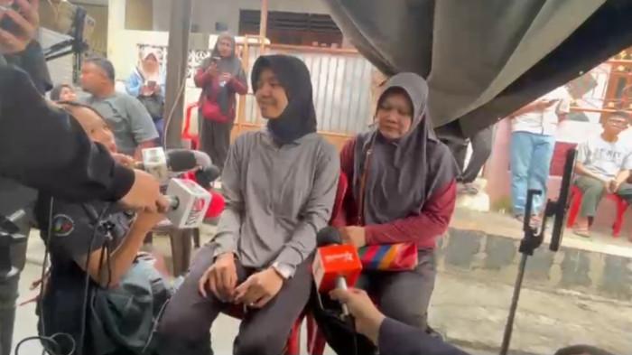 TEMON WAFAT. -Putri Temon, Rika Irliani yang akrab disapa Rambu, mengenang kembali detik-detik terakhir sebelum sang ayah menghembuskan napas terakhir.