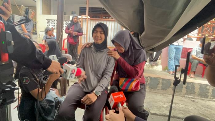 Rika Irliani alias Rambu anak kelima Temon menangis