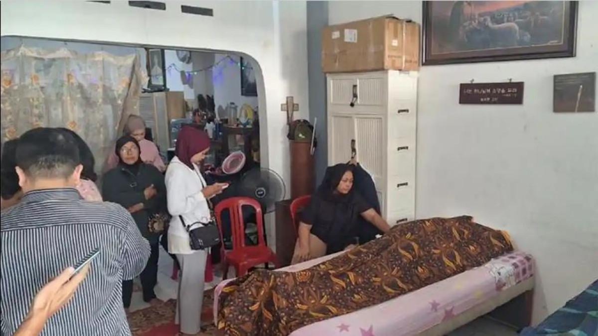 TEMON MENINGGAL - Jenazah Temon di rumah duka di Kompleks Polri, Mampang Prapatan, Jakarta Selatan, Minggu (12/7/2026). Saat ini jenazah Temon disemayamkan di rumah duka di Kompleks Polri Tendean, Mampang Prapatan, Jakarta Selatan dan akan dimakamkan Senin (13/7/2026)