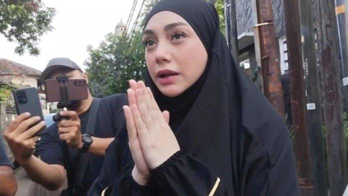 NAJWA SHIHAB BERDUKA - Celine Evangelista hadir di rumah duka Ibrahim Sjarief bin Husein Ibrahim Assegaf atau suami dari Najwa Shihab di kawasan Jeruk Purut, Jakarta Selatan, Selasa (20/5/2025). Celine ikut berduka atas kepergian tetangganya.