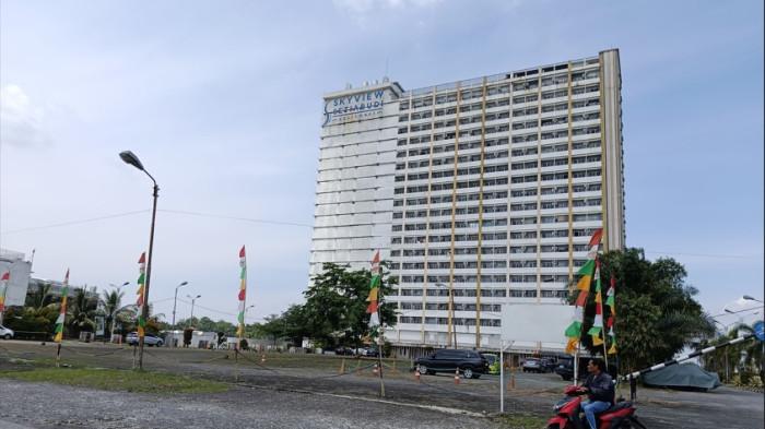 DITEMUKAN TEWAS - Suasana di apartemen Skyview Setia Budi, Jalan Abdul Hakim Kelurahan Padang Bulan Selayang, Kecamatan Medan Selayang, Sabtu (11/7/2026). Seorang pria berinisial AL, ditemukan tewas mengenaskan dengan kondisi kaki kanan putus.