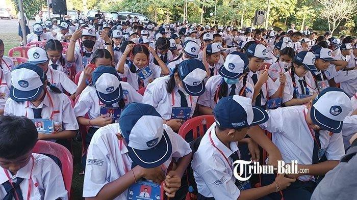 ILUSTRASI. Siswa baru dalam MPLS. Di Sukoharjo siswa dilarang menggunakan atribut yang tak relevan. 