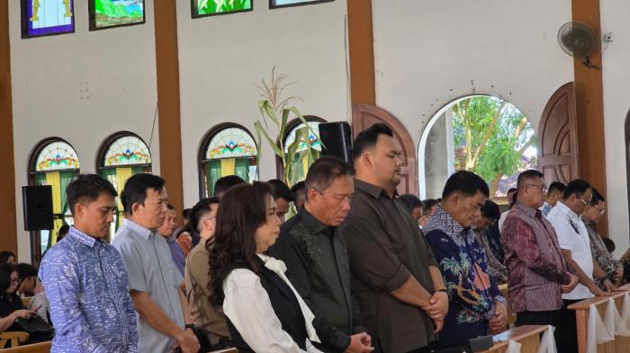 PENGUCAPAN SYUKUR - Gubernur Sulawesi Utara (Sulut) Mayjen TNI (Purn) Yulius Selvanus Komaling (YSK) menghadiri ibadah di Gereja GMIM Talita Kum, Kabupaten Minahasa Selatan (Minsel), Minggu (12/7/2026).