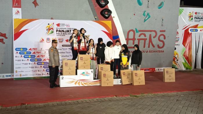 HADIAH - Penyerahan hadiah kepada para pemenang Kejuaraan Terbuka Panjat Tebing Piala Walikota Manado 2026 di Taman Berkat.