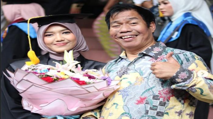 MENINGGAL DUNIA - Sebelum meninggal dunia, Komedian Temon sempat membagikan momen kebahagiaan dirinya mendampingi putrinya dalam acara kelulusan universitas dua minggu lalu.