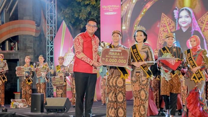 MAS MBAK KLATEN - Bupati Klaten Hamenang Wajar Ismoyo menyerahkan penghargaan kepada Mas dan Mbak Duta Wisata Kabupaten Klaten 2026 pada Grand Final di Alun-Alun Klaten, Sabtu (11/7/2026)