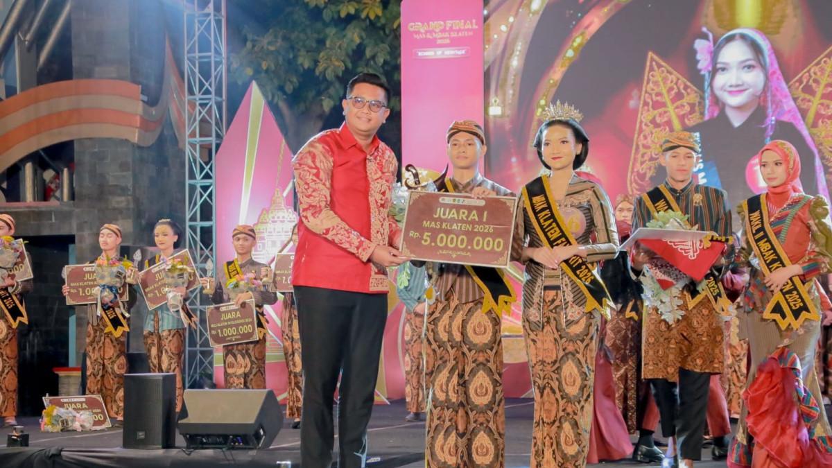 MAS MBAK KLATEN - Bupati Klaten Hamenang Wajar Ismoyo bersama Mas dan Mbak Klaten 2026 terpilih setelah pengumuman juara di Alun-Alun Klaten, Sabtu malam (11/7/2026).