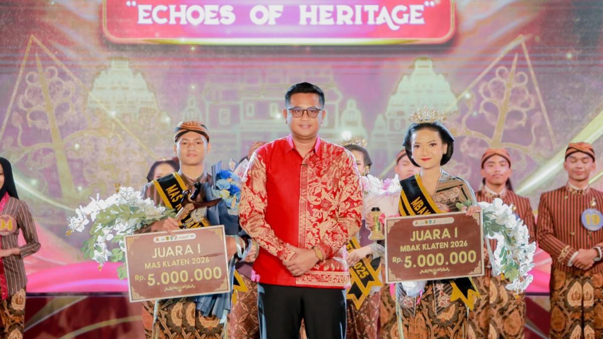 MAS MBAK KLATEN - Bupati Klaten Hamenang Wajar Ismoyo bersama pemenang dan finalis setelah penobatan Mas dan Mbak Klaten 2026 pada Grand Final di Alun-alun Klaten, Sabtu (11/7/2026).