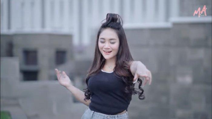 Video viral Mala Agatha asyik berjoget di depan Perpusnas Blitar dekat area Makam Bung Karno, Warganet mengamuk