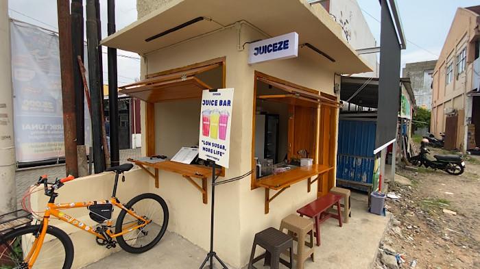 UMKM - Juiceze Bengkulu di Jalan Meranti, Sawah Lebar, Kecamatan Ratu Agung, Kota Bengkulu, Senin (6/7/2026). Saat kedai kopi menjamur, Juiceze Bengkulu memilih fokus menjual jus premium sehat dengan harga terjangkau mulai Rp15 ribu.