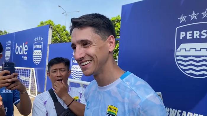 PEMAIN PERSIB - Pemain anyar Persib Bandung, Luka Menalo, usai berlatih di Stadion Gelora Bandung Lautan Api, Kota Bandung, Minggu (12/7/2026).