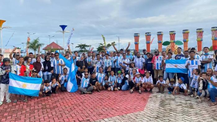 SORAK PIALA DUNIA - Fans Tim Nasional (Timnas) Argentina yang tergabung dalam La Albiceleste Fakfak saat berkumpul di Ruang Terbuka Hijau (RTH) KH Ma'ruf Amin Jalan Dr Salasa Namudat pasca kemenangan Argentina vs Mesir dan memastikan diri lolos ke perempat final, Rabu (8/7/2026)
