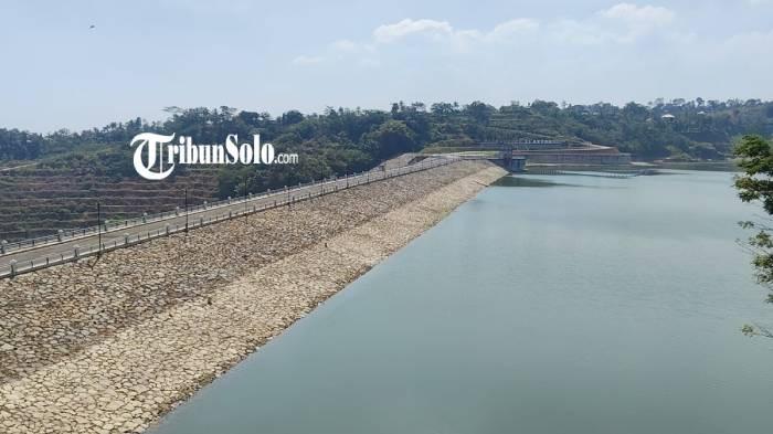 MASIH ADA PEMBEBASAN TANAH. Suasan bendungan Jlantah, di Kecamatan Jatiyoso, Kabupaten Karanganyar, saat diresmikan Presiden RI Prabowo Subianto secara daring, Jum'at (10/7/2026). Ada beberapa lahan yang masih proses pembebasan.