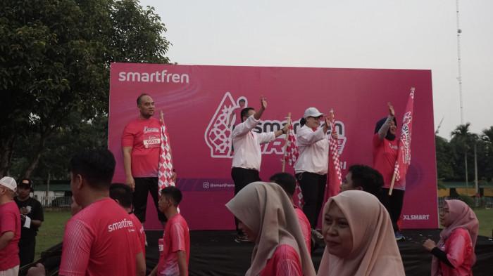 Group Head Marketing Segment SMARTFREN XLSMART Astiyanto Tri Muktiwibowo (kedua dari kiri) dan Regional Group Head Southern Sumatra XLSMART Desy Sari Dewi (kedua dari kanan), bersama Ketua Persatuan Atletik Seluruh Indonesia (PASI) Kota Jambi Tutik WH, melepas lebih dari 1.000 peserta ajang SMARTFREN Fun Run Jambi 2026, yang mengikuti kategori 5K, 10K dan Half Marathon di GOR Kota Baru, Jambi, Minggu (12/7).