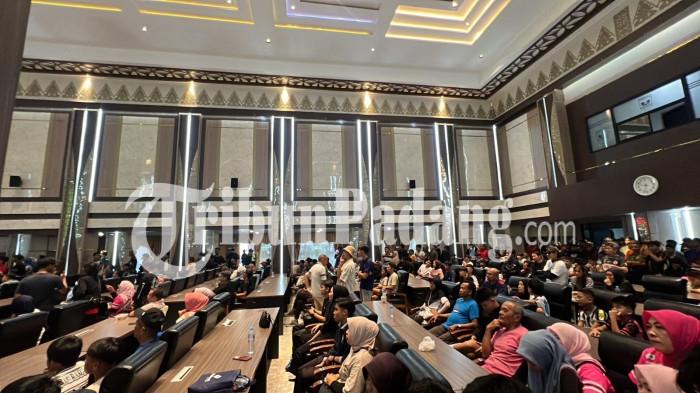 NOBAR PIALA DUNIA- Ratusan pencinta sepak bola memadati Kantor Gubernur Sumatera Barat saat menggelar nonton bareng (nobar) laga perempat final Piala Dunia 2026 antara Timnas Argentina menghadapi Swiss, Minggu (12/7/2026).