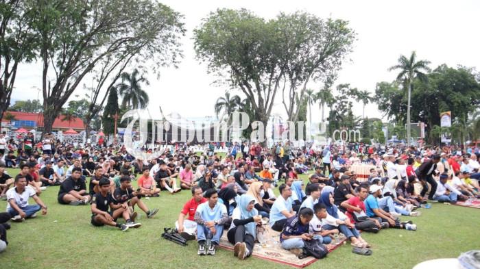 NOBAR- Penampakan ratusan masyarakat yang hadir dalam rangka nonton bareng perempat final Piala Dunia 2026 antara Argentina menghadapi Swiss yang digelar di halaman Kantor Gubernur Sumbar, Minggu (12/7/2026).