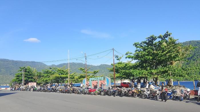 SUNMORI - Komunitas pecinta motor dua tak yang tergabung dalam 2 Strokes Lovers Sangihe menggelar kegiatan Sunday Morning Ride (Sunmori), Minggu (12/7/2026). Kegiatan yang dipusatkan di Taman Kota Tahuna ini diikuti puluhan peserta dari berbagai wilayah di Kabupaten Kepulauan Sangihe.