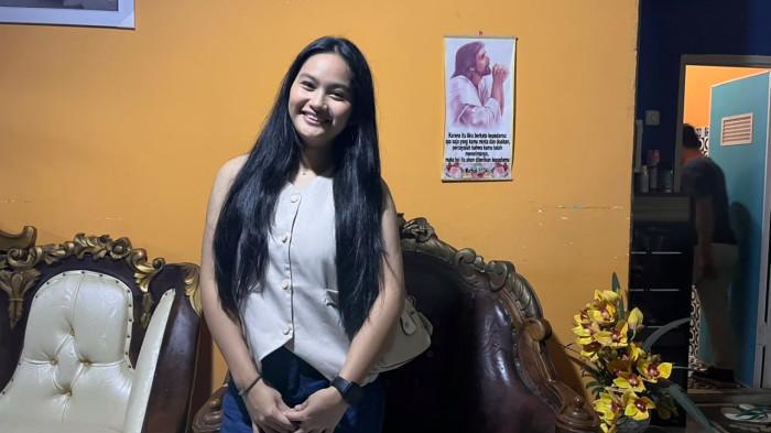 CEWEK CANTIK - Kezia Warouw, cewek Manado yang pulang kampung (pulkam) ke Desa Kapoya, Minsel saat momen hari pengucapan syukur. Alami perjalanan yang mendebarkan.
