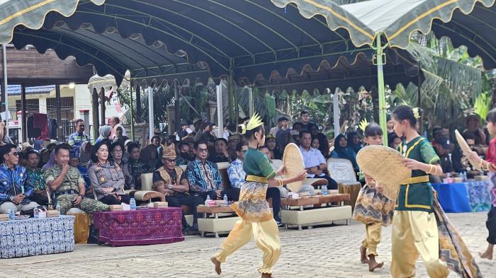 Wakil Bupati Balangan, Akhmad Fauzi menyaksikan tarian pembuka pada acara seremonial