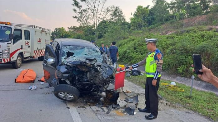 OLAH TKP - Polisi Saat Melakukan Olah TKP. Kecelakaan Maut di Tol Terpeka, 1 Keluarga Asal Lahat Tewas Usai Tabrak Belakang Truk Pulang Liburan