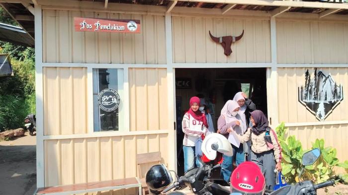 POS PENDAKIAN - Suasana Pos Pendakian Bukit Cendono yang ramai, Minggu (12/7/2026). Banyak wisatawan atau pendaki memanfaatkan masa liburan sekolah untuk menikmati suasana Bukit yang tengah viral ini