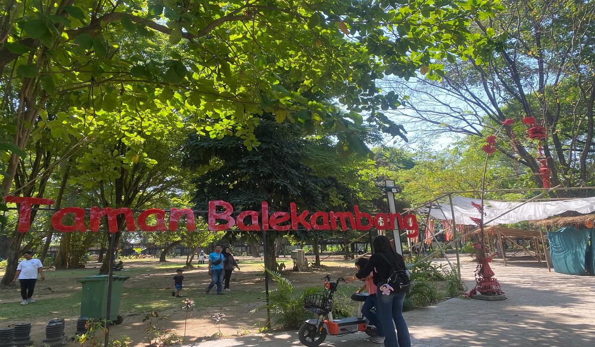 Suasana Taman Balekambang siang hari