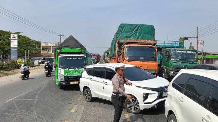 EVAKUASI - Jajaran Satlantas Polres Indramayu saat melakukan rekayasa lalu lintas di lokasi kecelakaan maut di Jalur Pantura Indramayu, Jawa Barat, tepatnya di wilayah Desa Kiajaran Kulon, Kecamatan Lohbener, Minggu (12/7/2026).(KOMPAS.com/HANDHIKA RAHMAN)
