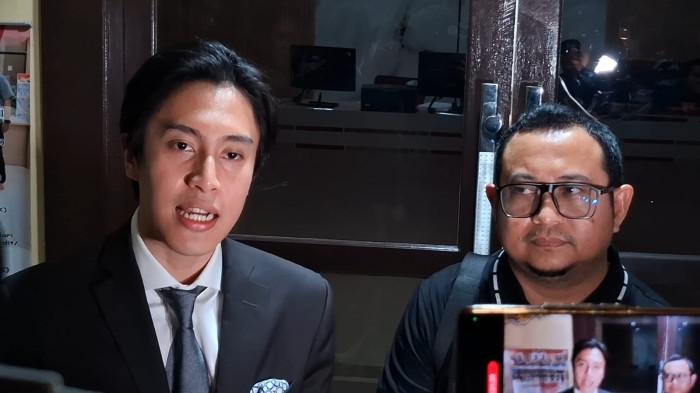 LAPOR POLISI - Muhammad Khaerul Aco didampingi kuasa hukumnya Sangun Ragahdo Yosodiningrat ditemui usai melapor di SPKT Polda Sulsel, Jl Perintis Kemerdekaan, Kecamatan Biringkanaya, Kota Makassar, Jumat (10/7/2026). Khaerul Aco melaporkan mantan istrinya Husniah Talenrang atas dugaan pemberian keterangan palsu di bawah sumpah dan penggelapan. 