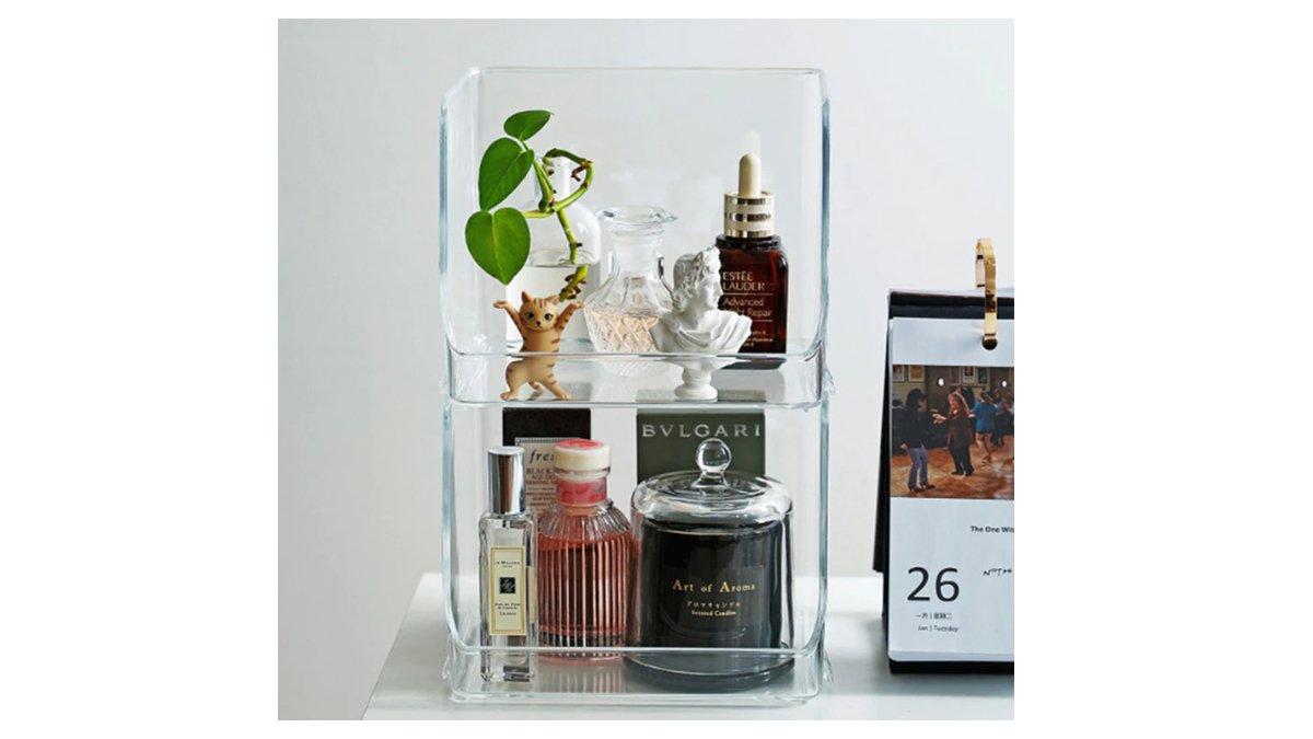 Ilustrasi tips menyimpan parfum agar tahan lama dengan menyimpan di rak