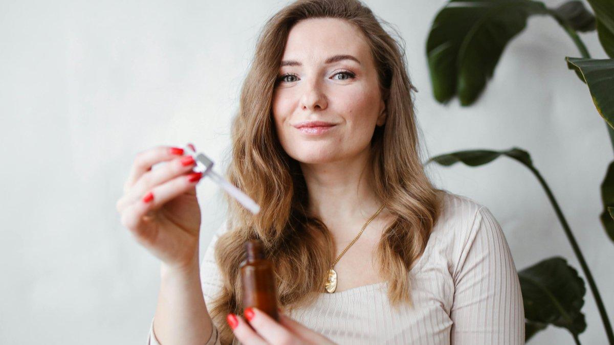 Ilustrasi wanita usia 30 tahun ke atas yang menggunakan skincare anti aging
